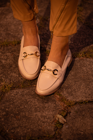 Mocassim Couro Off White Fivela Prata 